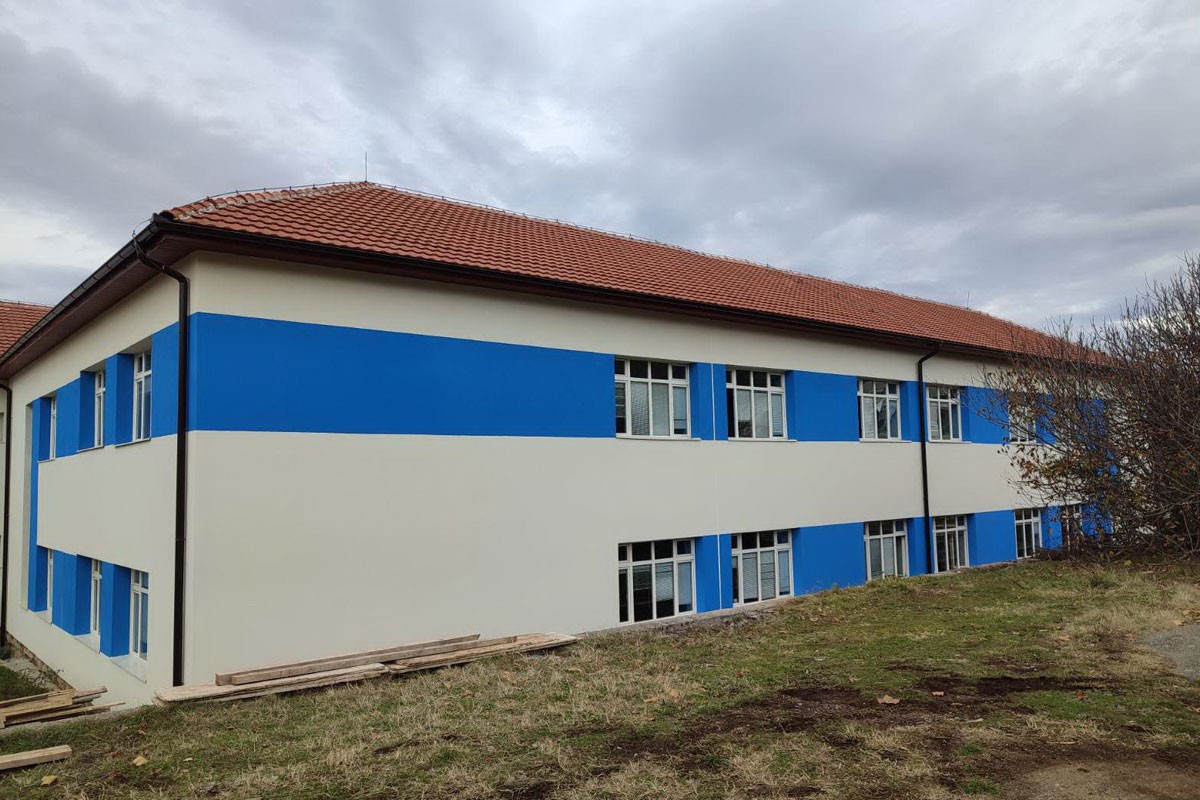 Gradskim vlastima se ne sviđa boja fasade, u školu poslali inspekciju