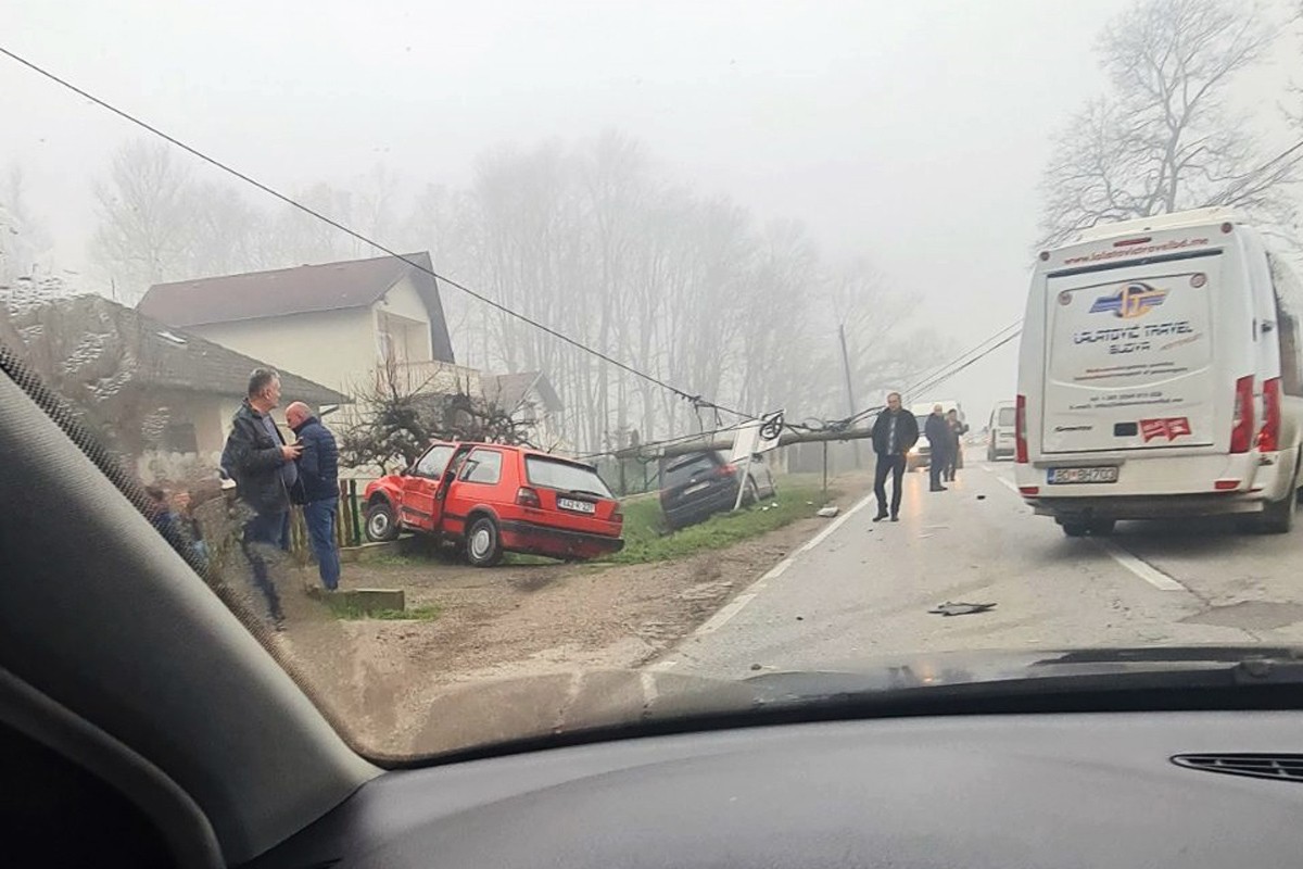 Dva automobila završila u kanalu