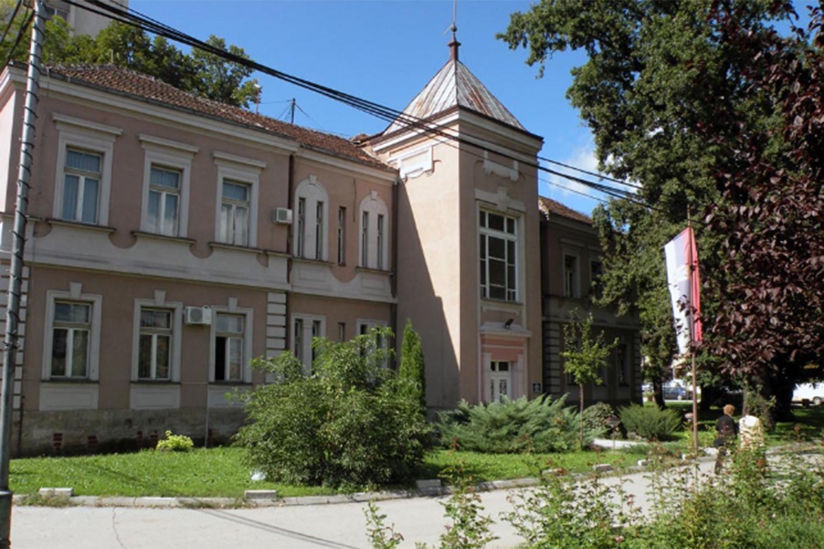 Učenik koji je izmakao stolicu profesorici u bolnici, otac prijavio da je pokušao samoubistvo