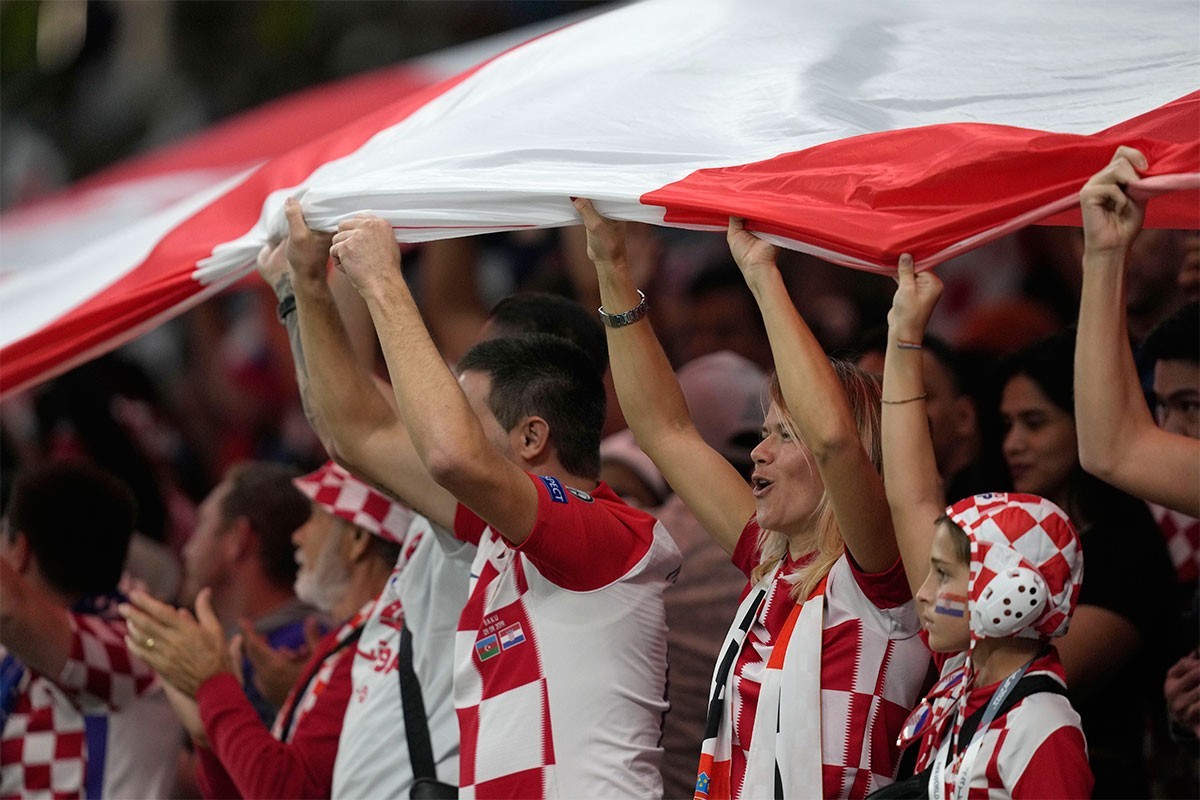 Hrvatski navijač simulirao uriniranje po zastavi Srbije (VIDEO)
