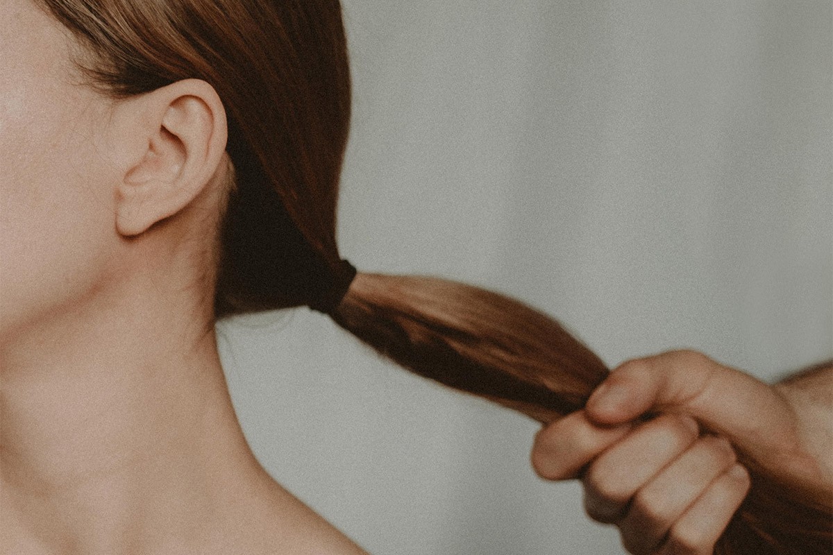 Optužen da je bivšu ženu iz auta izvukao za kosu i tukao šakama