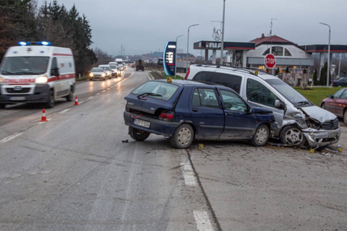 Nezgoda na putu Prijedor-Banjaluka: U sudaru mercedesa i renoa četvoro povrijeđenih