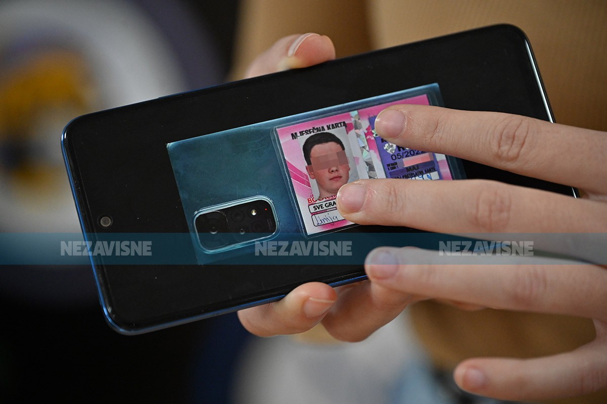 Novi trend u Banjaluci: Naprave mjesečnu kartu u fotošopu i varaju vozače