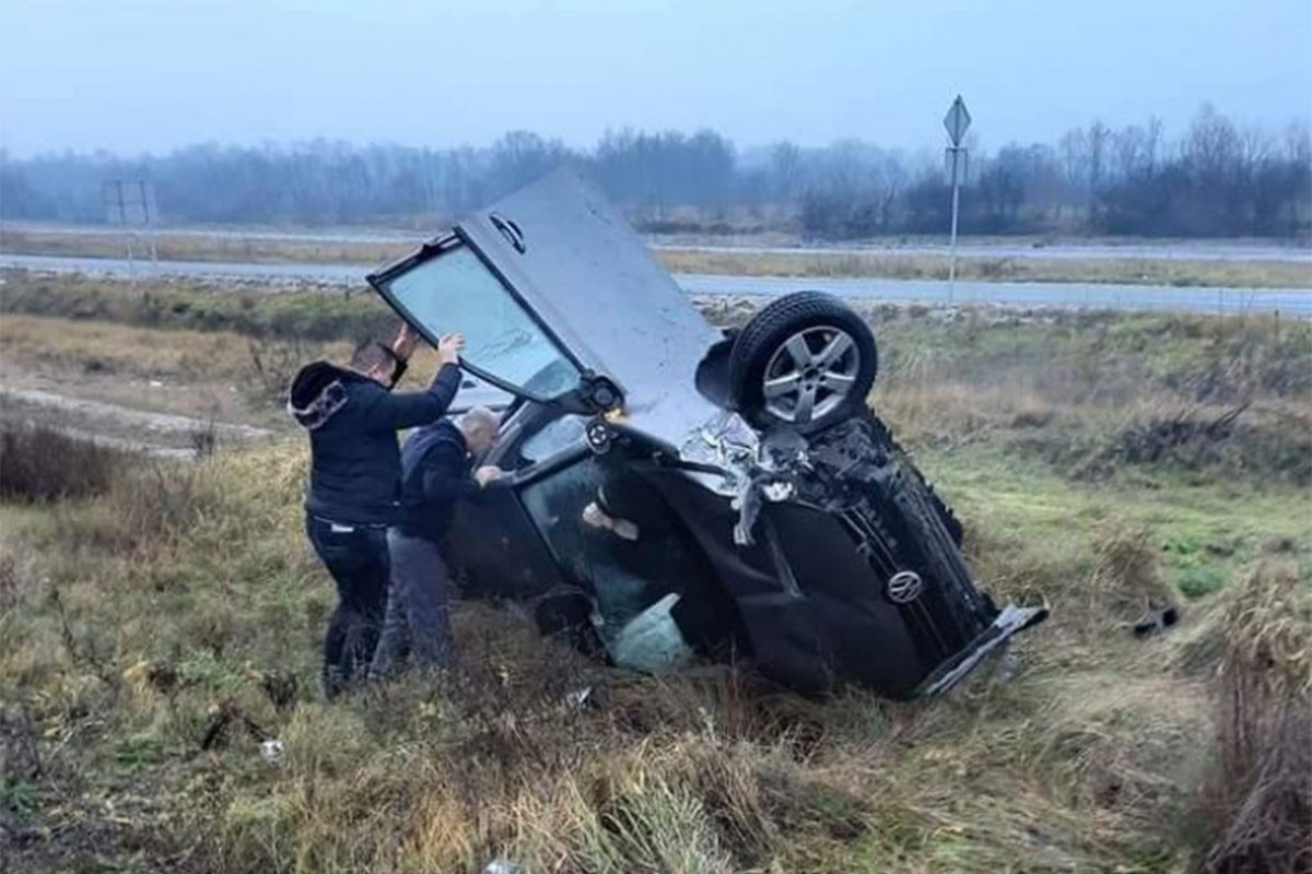 Voz udario automobil, vozač u bolnici