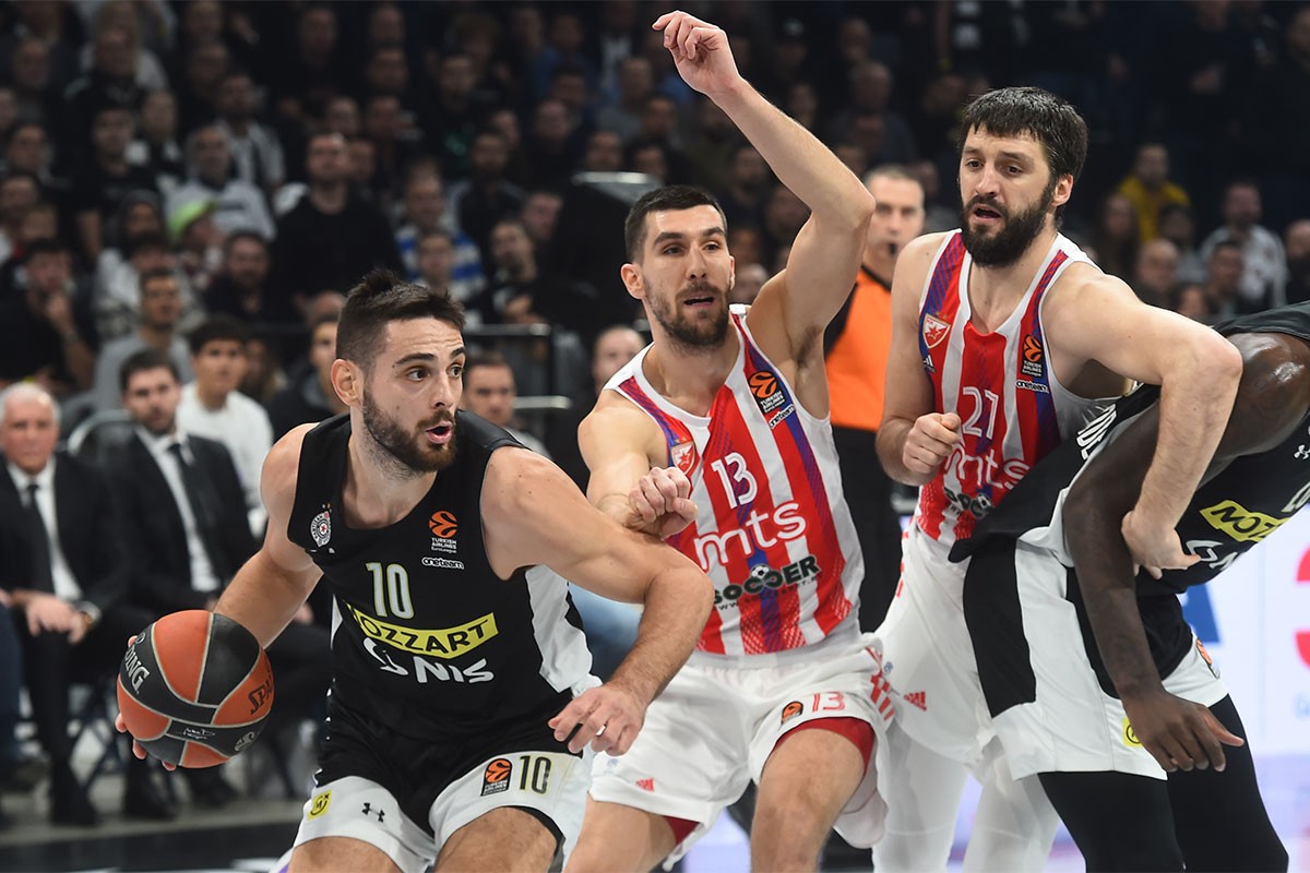 Drama u istorijskom derbiju: Zvezda trojkom presudila Partizanu (VIDEO)