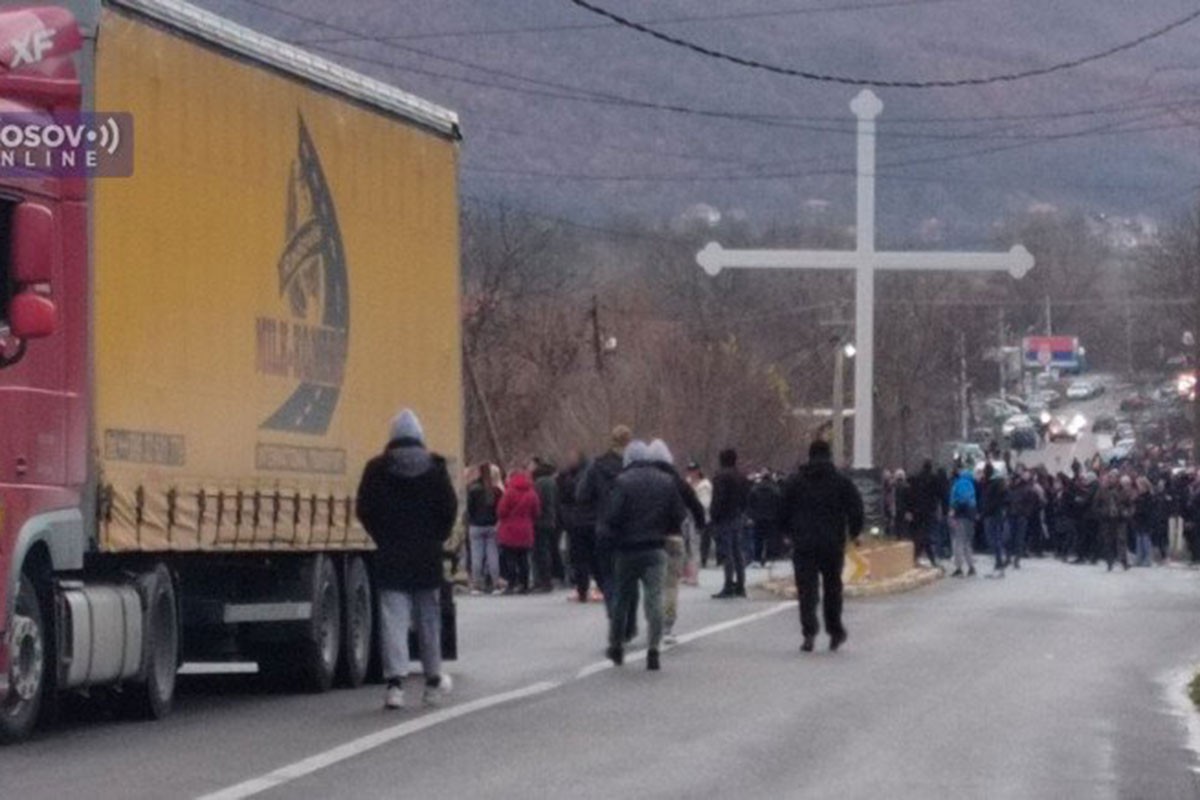 Uhapšen Srbin pripadnik Kosovske policije, Srbi sa sjevera postavljaju barikade
