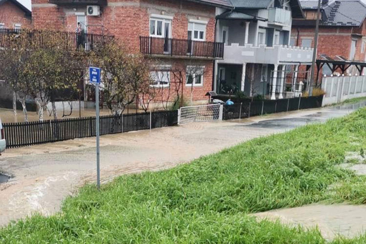 Rastu vodostaji u Dubici i Novom, najkritičnije kod nasipa Binjačka