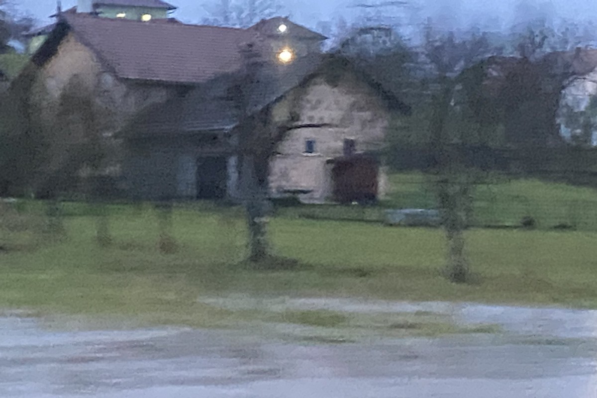 Obustavljen saobraćaj na putu Kozarska Dubica - Prijedor, izlila se rijeka