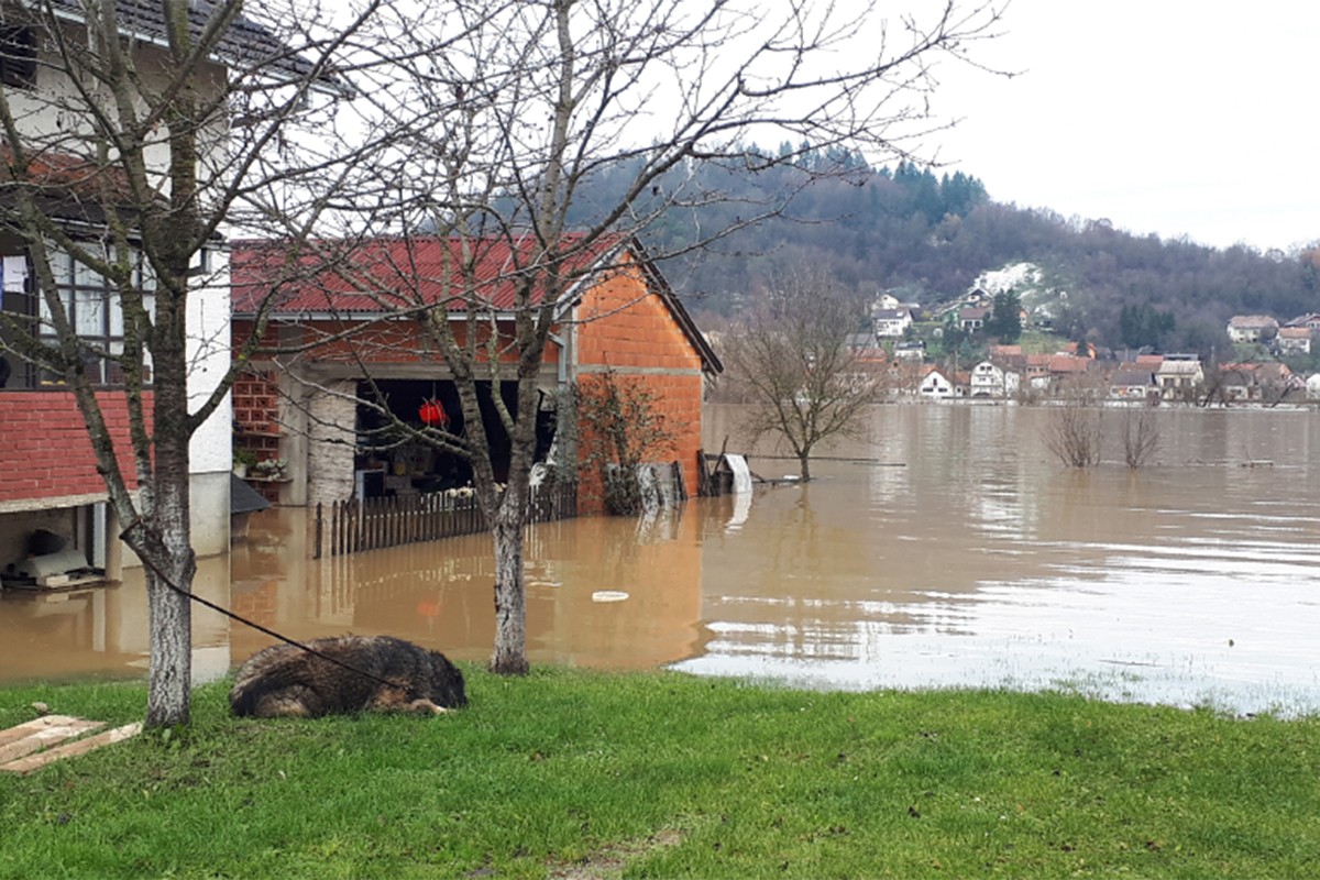 U Kostajnici poplavljeno šest kuća