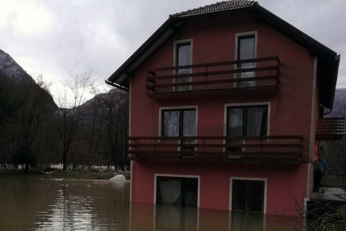 Izlila se Una, srpskoj povratničkoj porodici poplavljena kuća