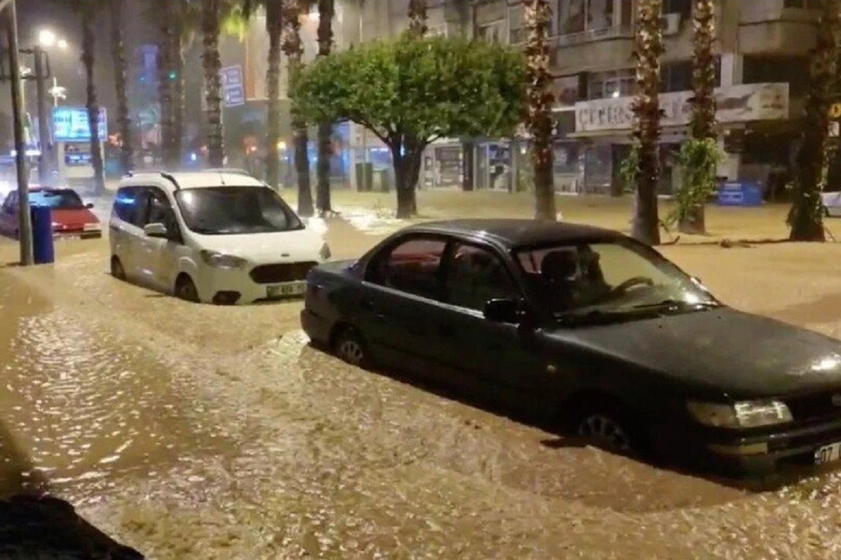 Padavine u Antaliji uništavaju mostove i odnose automobile (VIDEO)