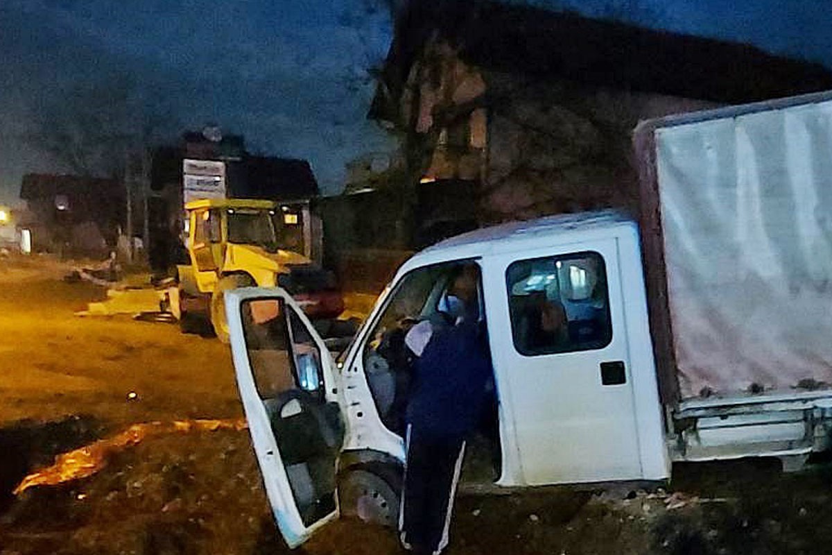 Nakon auta, u rupu na gradilištu upao i kamion