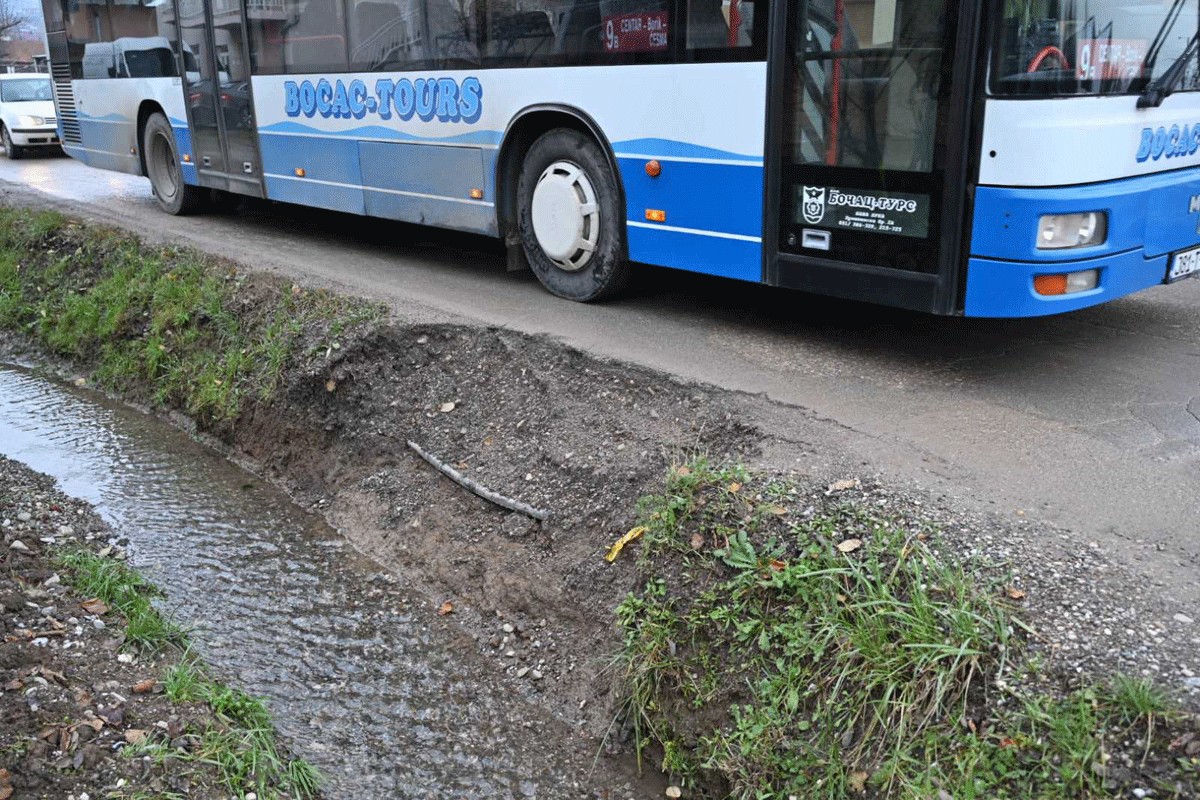 Potkopana ulica u Česmi, ugroženi i djeca i vozači