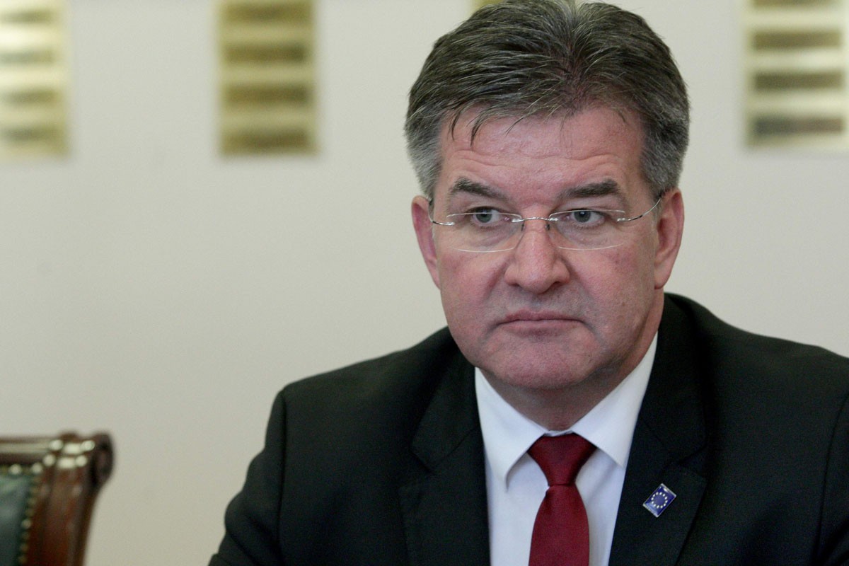 Lajčak: Barikade ukloniti dogovorom, a ne buldožerima