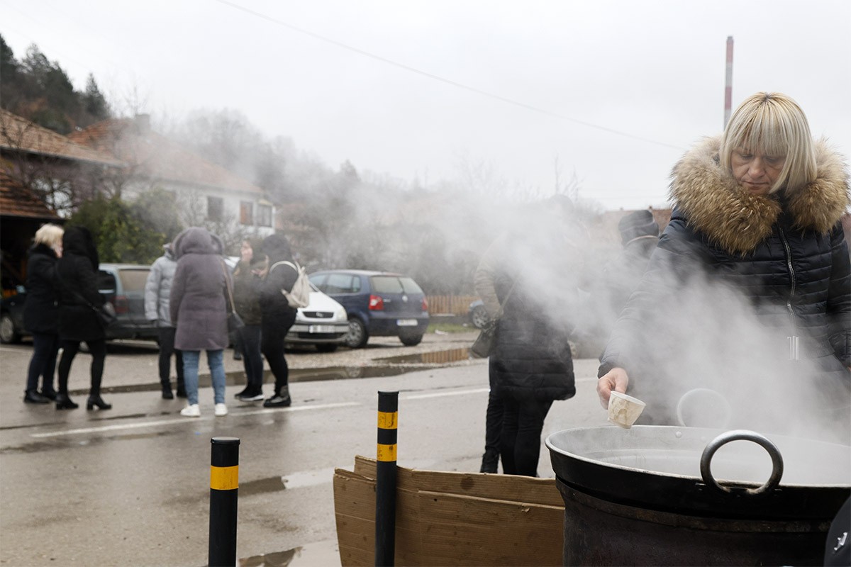 Srbi četvrtu noć proveli na barikadama