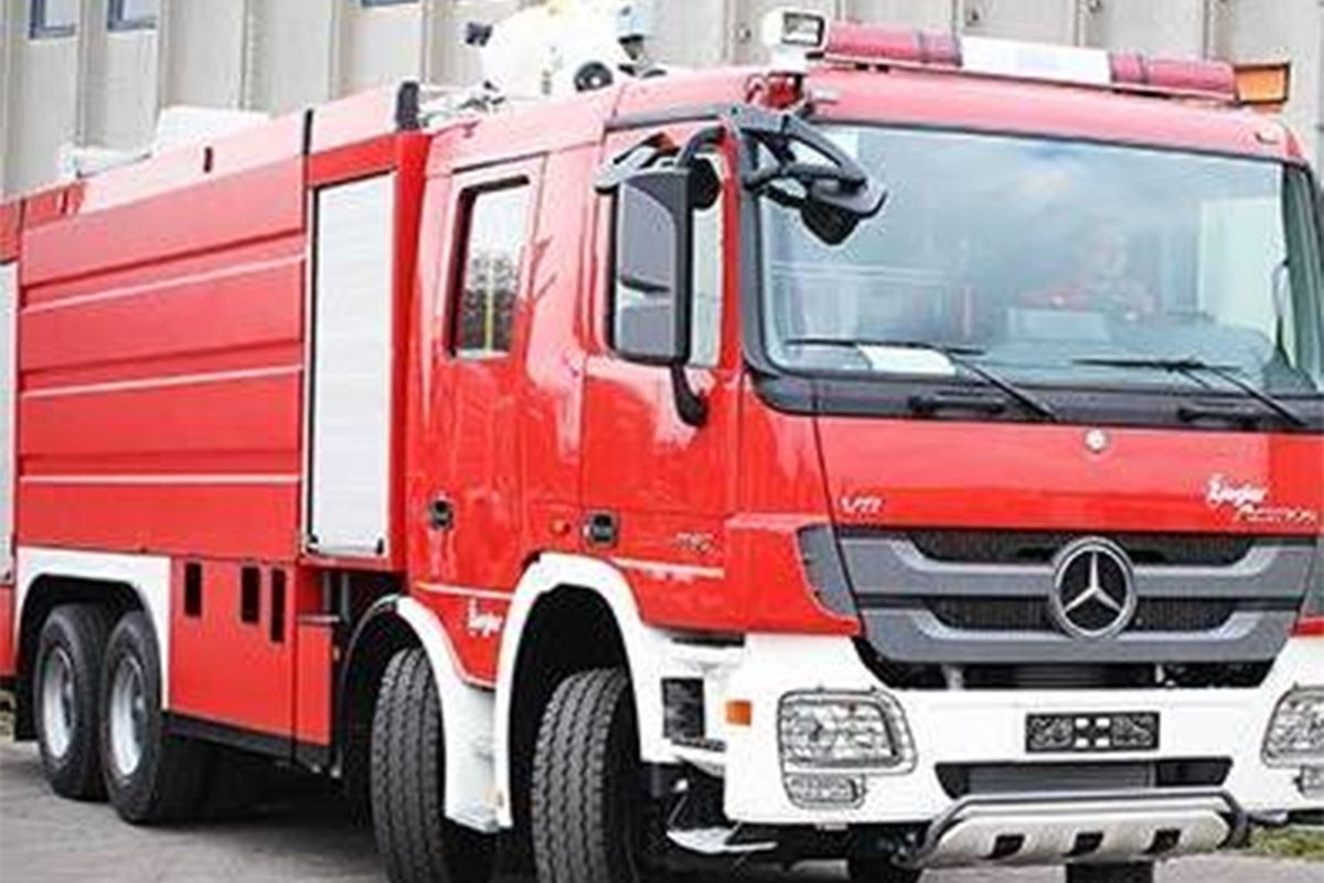 Veliki požar na groblju, proširio se na automehaničarsku radnju i otpad
