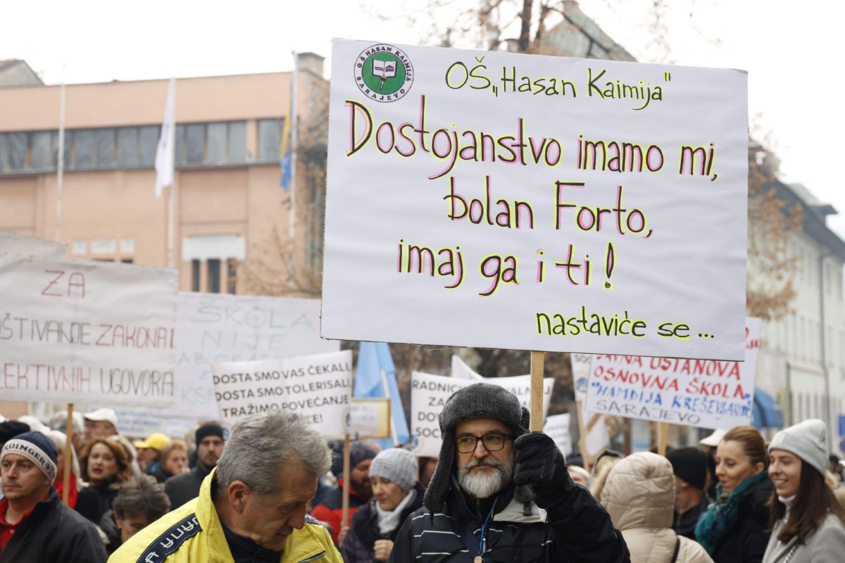 Protesti u Sarajevu: Demonstrant nasrnuo na premijera, intervenisala policija (VIDEO)