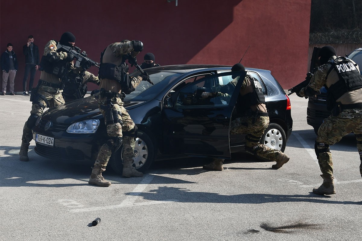 Policija razbila kriminalnu grupu: Šest uhapšenih, jedan u bolnici