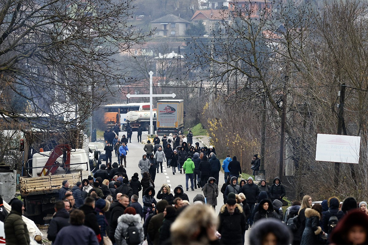 Srbi osmi dan na barikadama