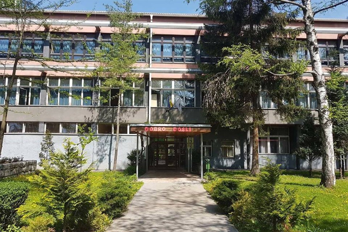 Osuđeni pedofil platio zatvorsku kaznu i vratio se da radi kao nastavnik u školi