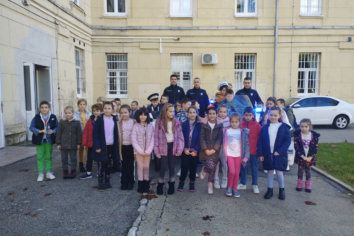 Mališani iz Obrazovnog centra Cerovac u posjeti trebinjskoj policiji
