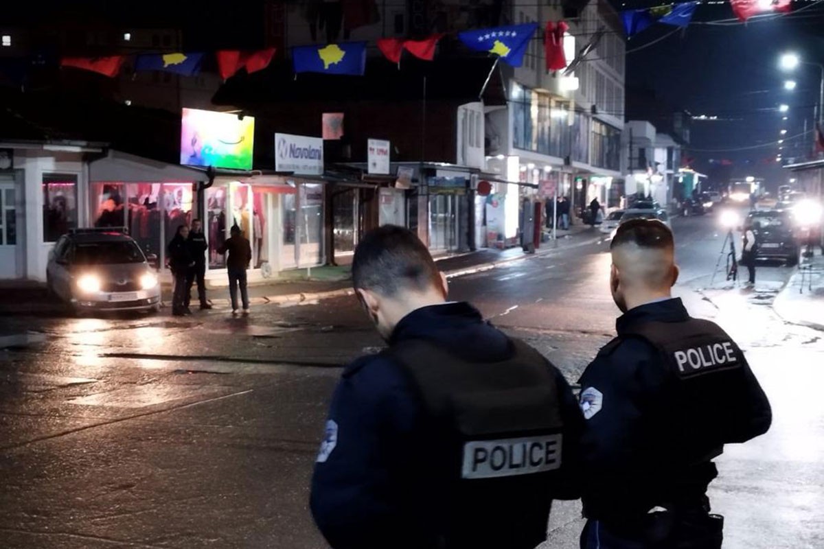 Srbi na KiM osmu noć zaredom ostaju na barikadama