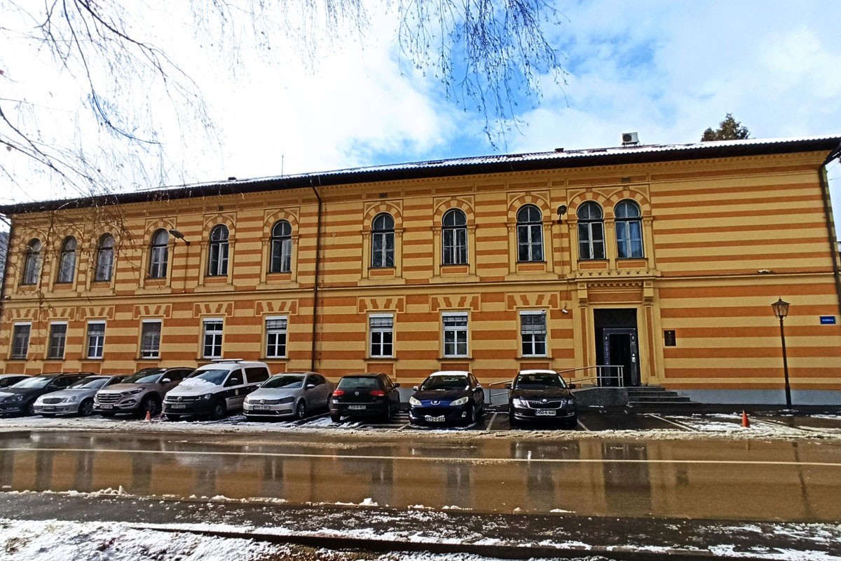 Prijetio sudiji i tužiocu u sudnici, policiju napao nakon što je povikao "Alahu-ekber"