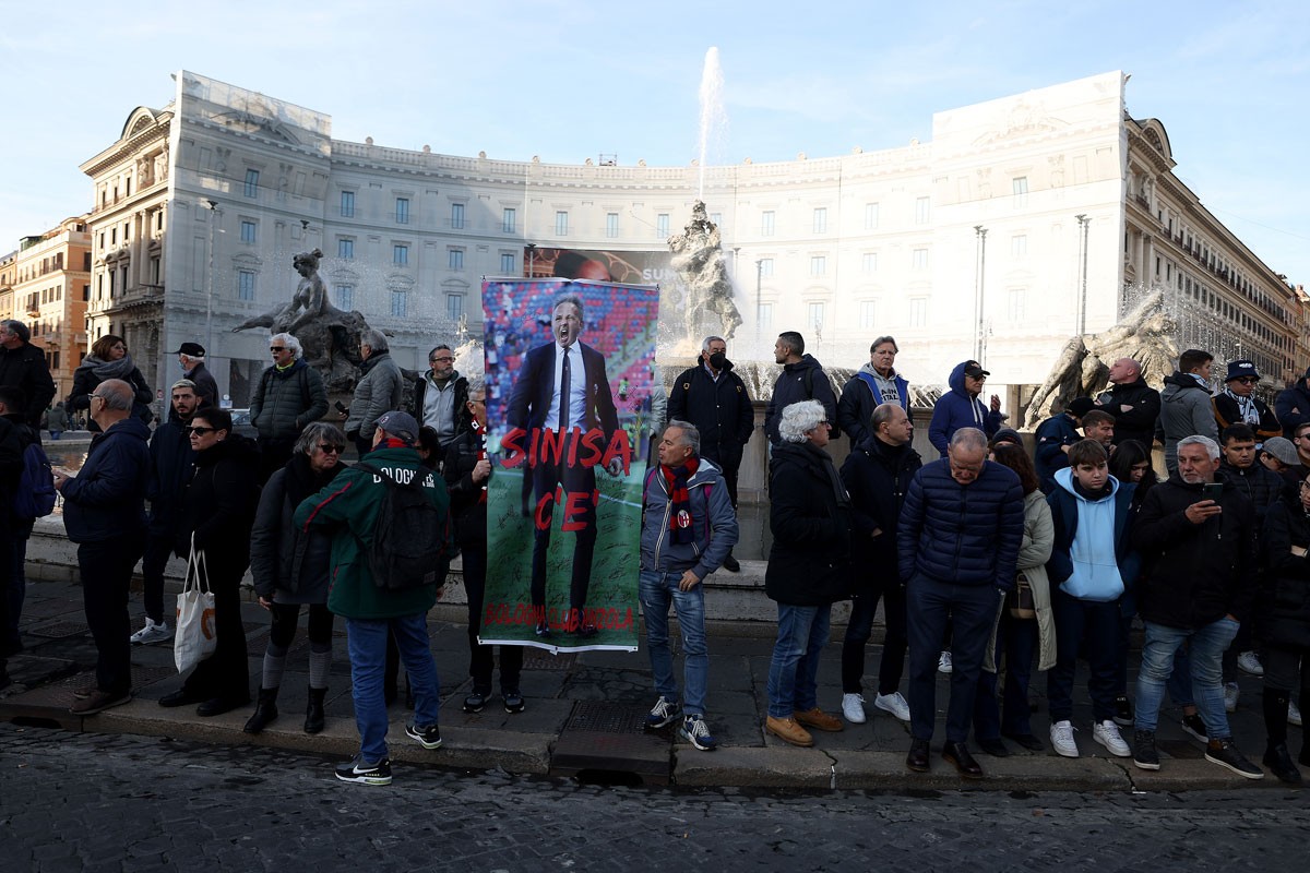 Sahranjen Siniša Mihajlović, na hiljade ljudi ispratilo legendu fudbala na vječni počinak
