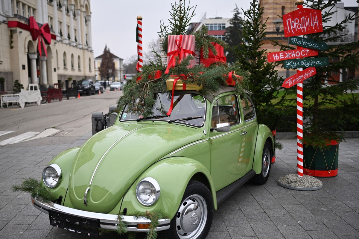 Novogodišnja "buba" i prave vrijednosti krase šetalište u Banjaluci