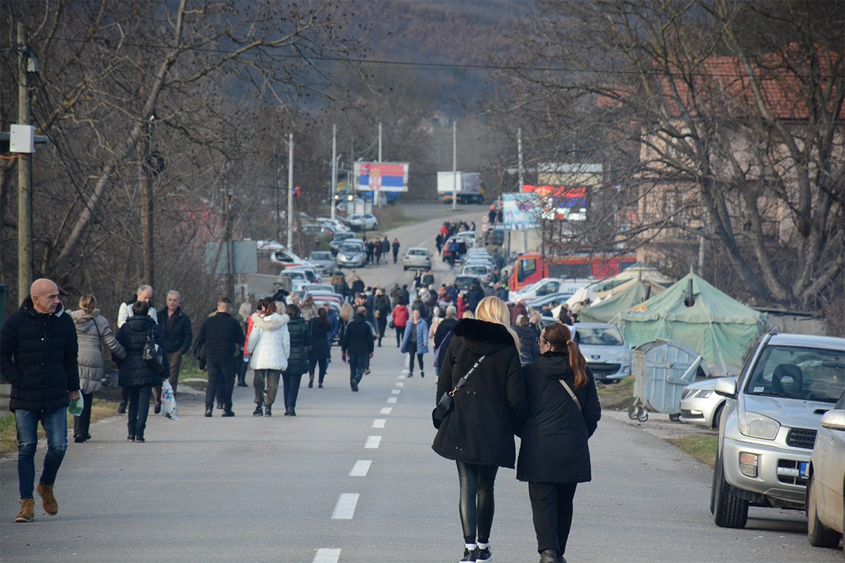 Mirna noć na bartikadama, danas veliki narodni protest