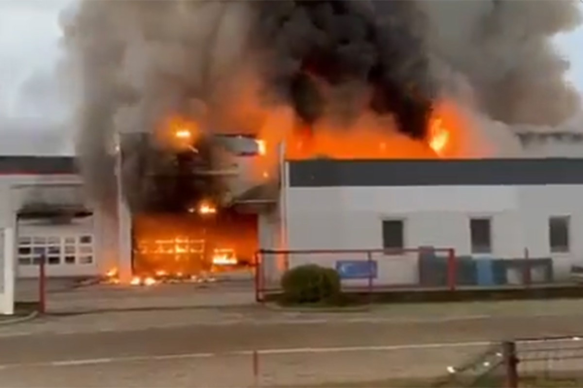 Vatra zahvatila benzinsku pumpu, velika materijalna šteta (VIDEO)
