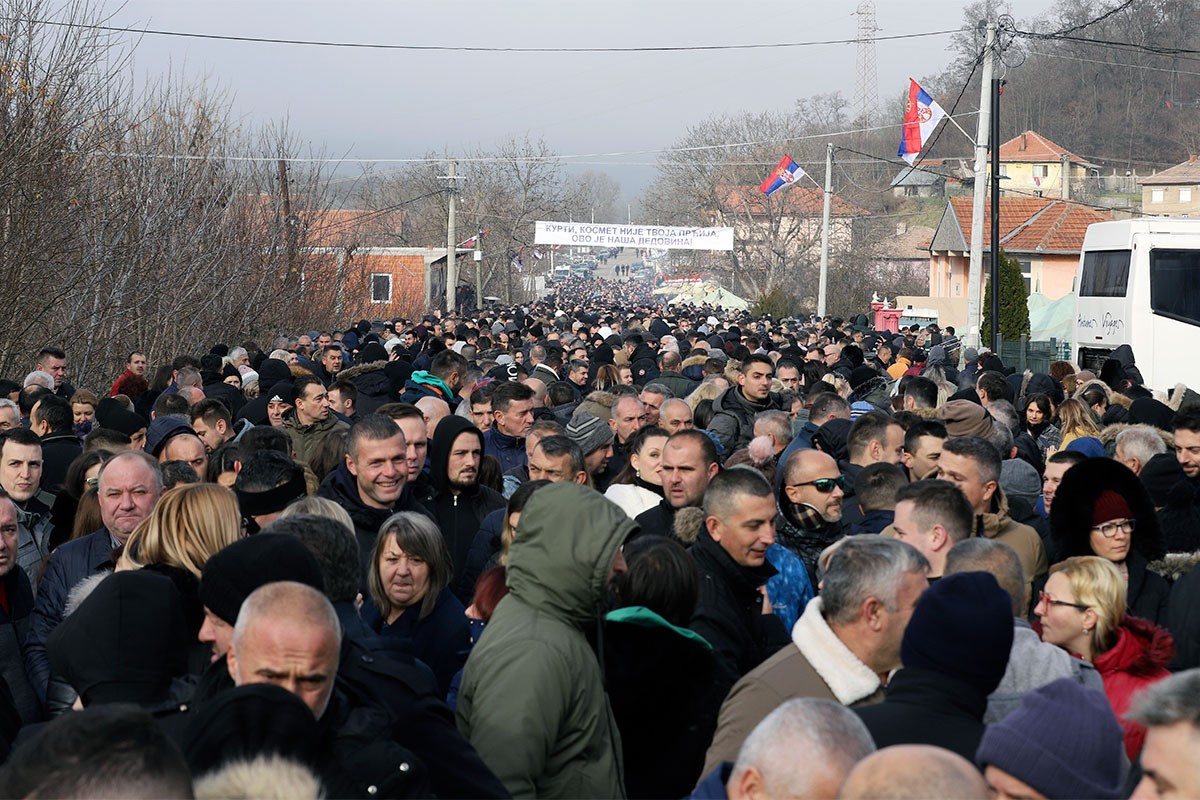 Noć na barikadama protekla mirno, Srbi ostaju do daljeg