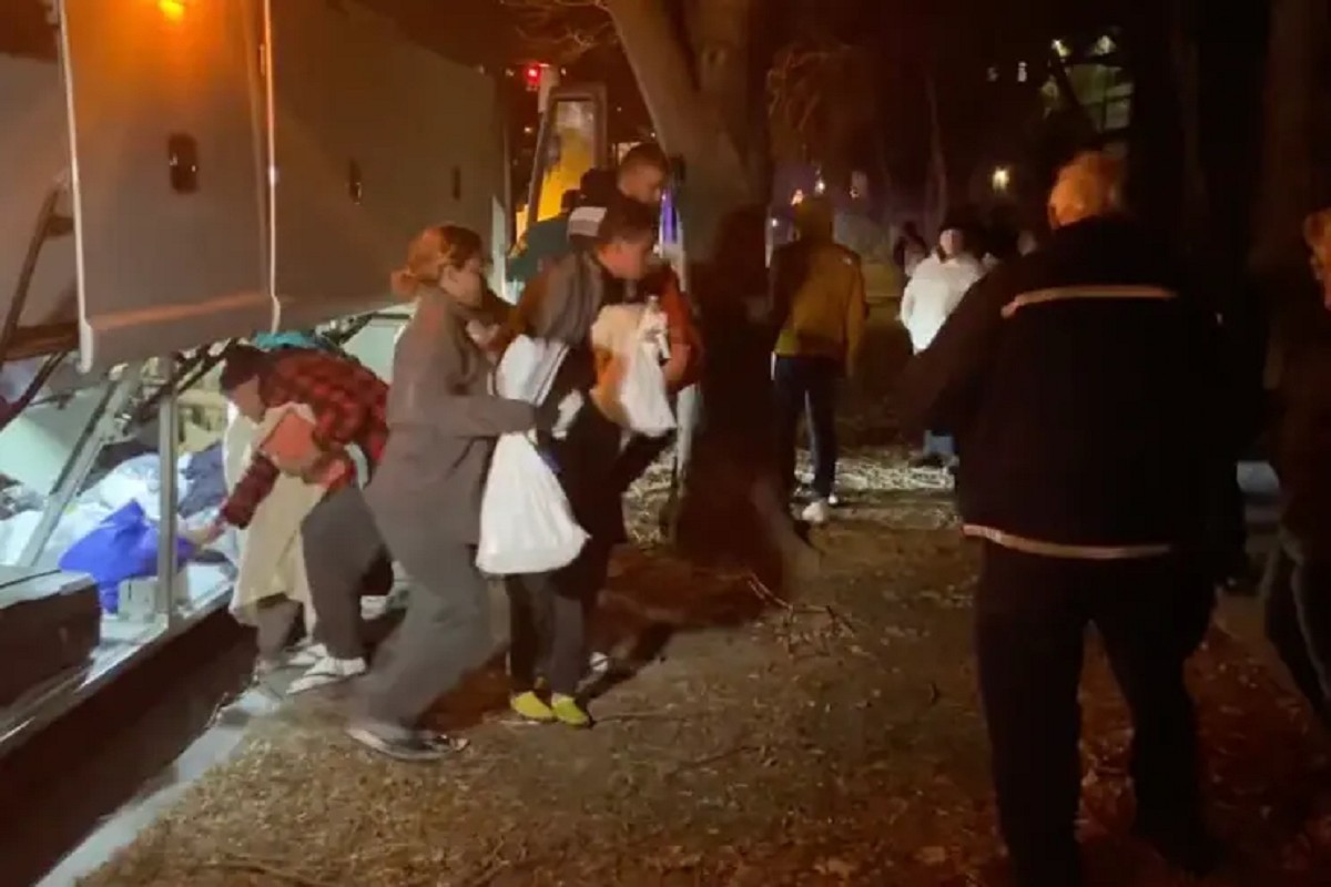 Autobusi puni migranata iskrcali se ispred kuće potpredsjednice SAD-a