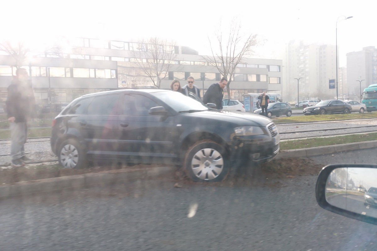Saobraćajna nezgoda ispred RTV Doma (FOTO)