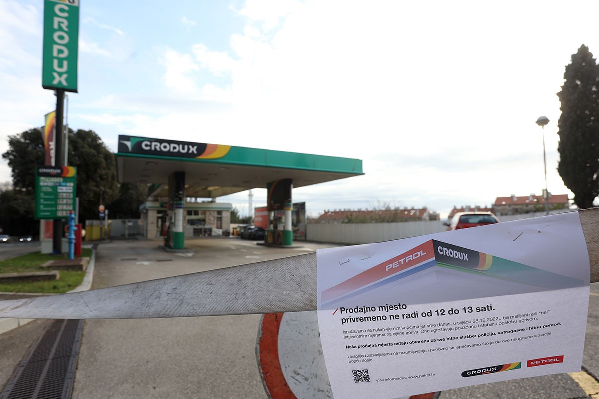 Petrol i Crodux zatvorili pumpe na sat vremena