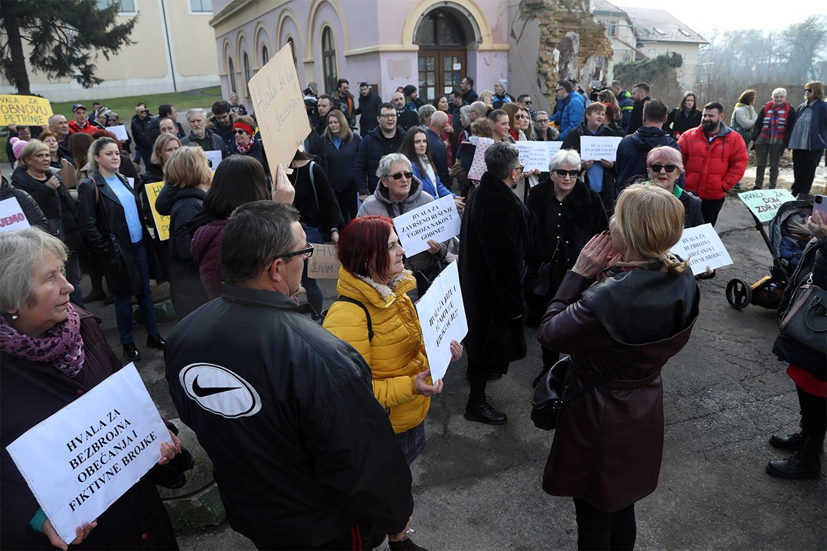 Protest u Petrinji: "Hvala za svaku bakinu suzu u kontejneru"