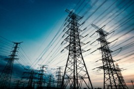 Teško opečeni muškarac pronađen kako visi s električnog tornja