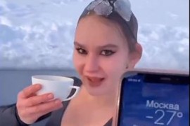 Izranja iz ledenog jezera, pa ispija kafu na - 27 stepeni (VIDEO)