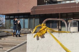 Medicinari i pacijenti u oštećenoj zgradi borave na svoju odgovornost