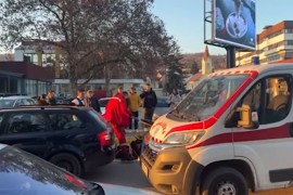 Auto udario ženu u centru Doboja (VIDEO)