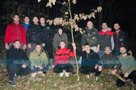 Mladići zajedno sjekli badnjake: Kaočani čuvaju tradiciju i ...