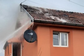 Gorio krov kuće u Gacku, evakuisali staricu (FOTO)