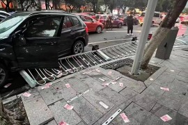 Autom ubio petoro ljudi, pa izašao iz vozila i bacao novčanice (VIDEO)