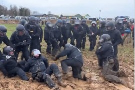 Policajci krenuli na demonstrante, pa se zaglavili u blatu (VIDEO)