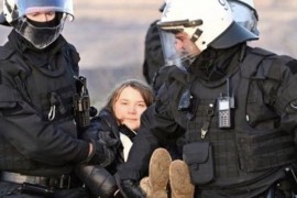Greta Tunberg odvedena od strane policije (FOTO)
