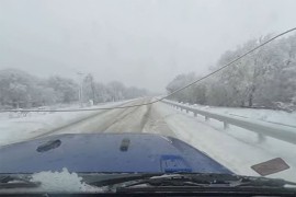 Iskoristili mećavu da jure po zaleđenom putu pa se iznenadili (VIDEO)