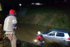 Polom sletio i završio u rijeci, izvlačili ga vatrogasci (VIDEO)