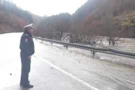 Voda zaustavila saobraćaj u mjestu Rilja u Nevesinju