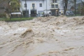 Prve žrtve poplava u Srbiji: Pokušali zaustaviti bujicu, voda ih ...
