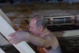 Putin se okupao u ledenoj vodi povodom Bogojavljenja